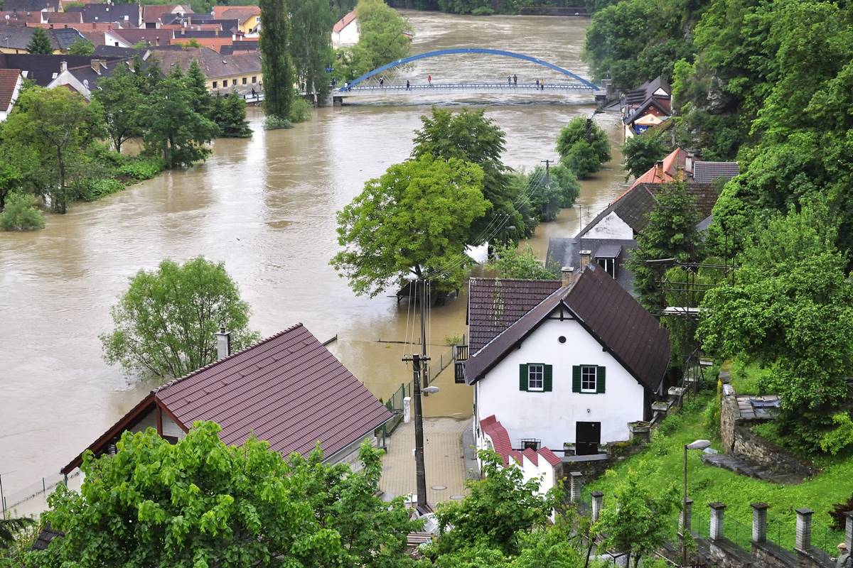 Nepoučitelní Češi. Baráky si ve velkém staví v záplavové zóně. Teď se diví, že je to spláchlo