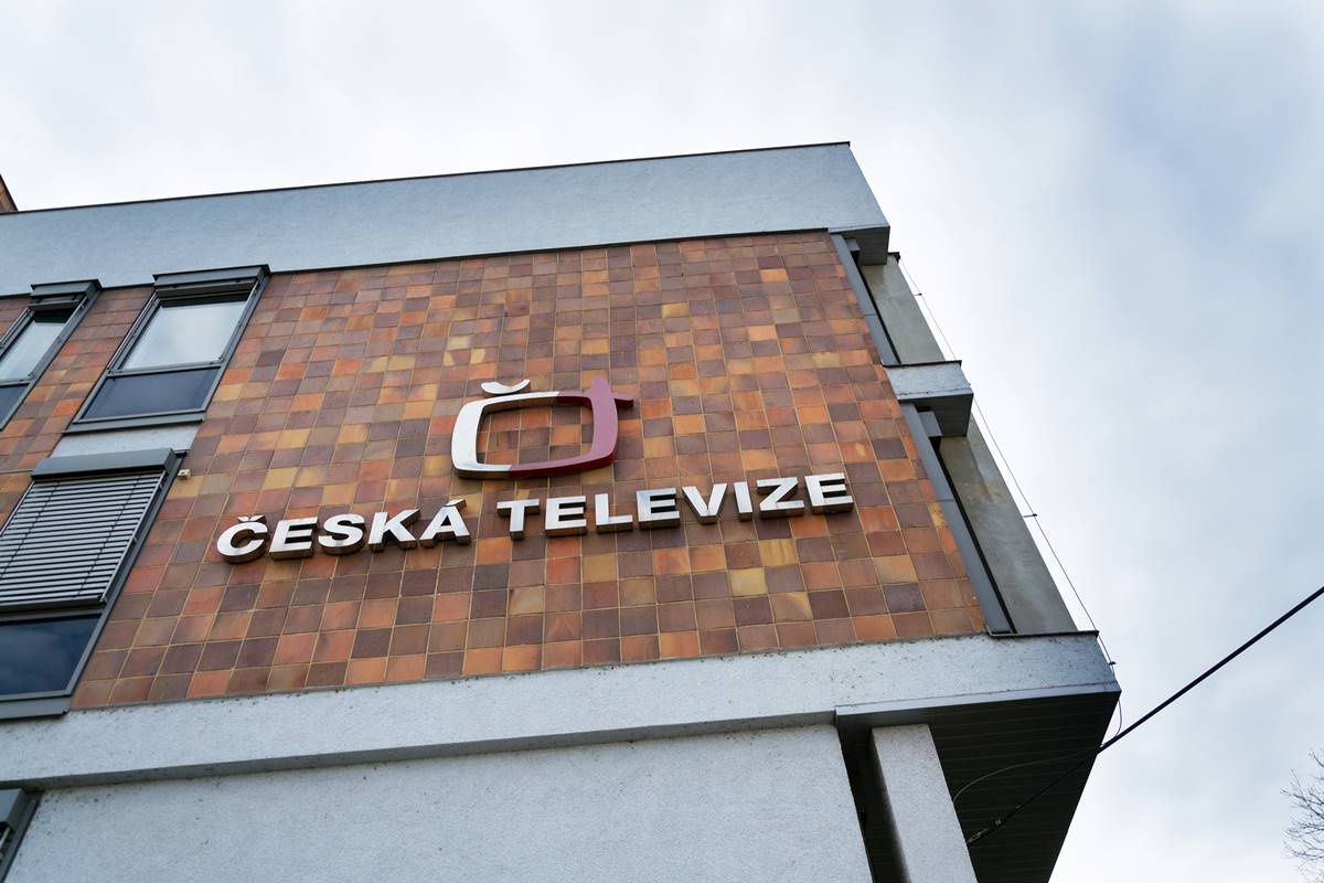 Česká televize je v háji. Poplatky už se platit nebudou, není to normální