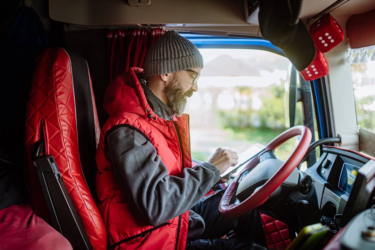 Plat 90 tisíc korun za měsíc. Okamžitě potřebují lidi, berou každého. Češi jásají, konečně jim chodí normální peníze