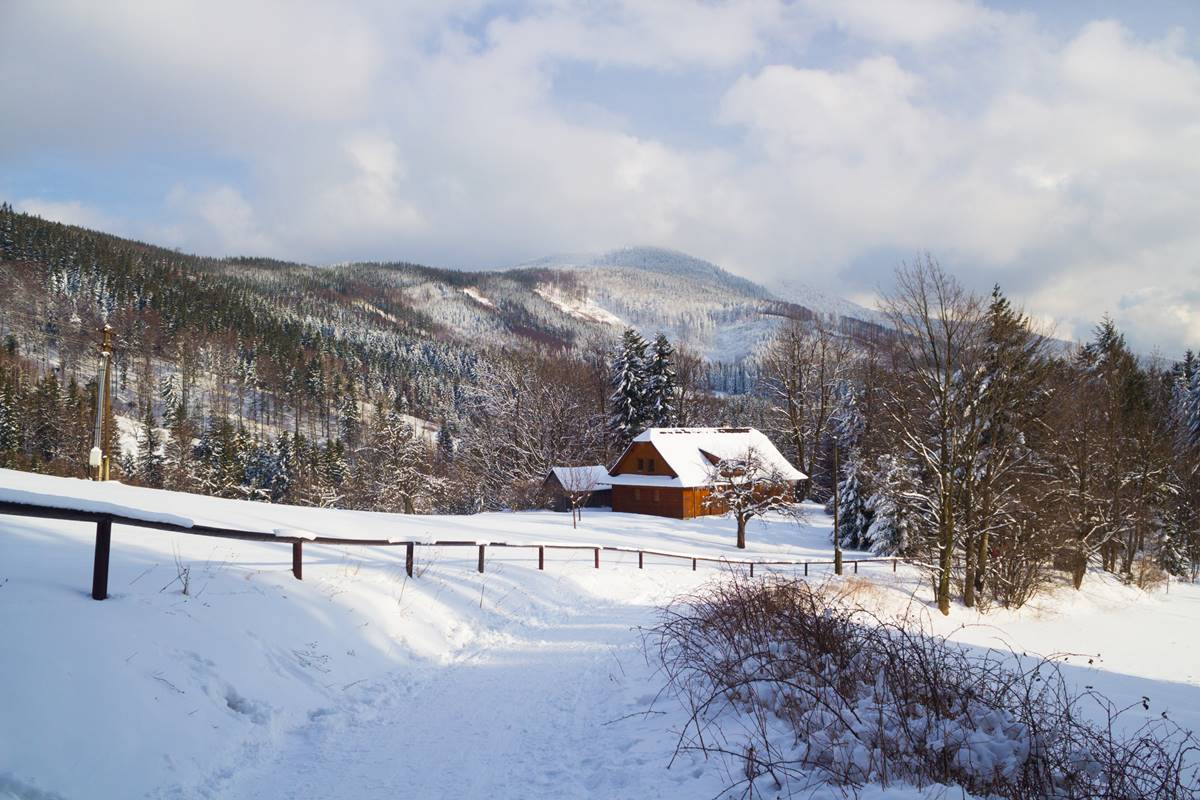 Na Česko se valí velká divočina. Meteorologové museli upravit výstrahu, bude to drsné