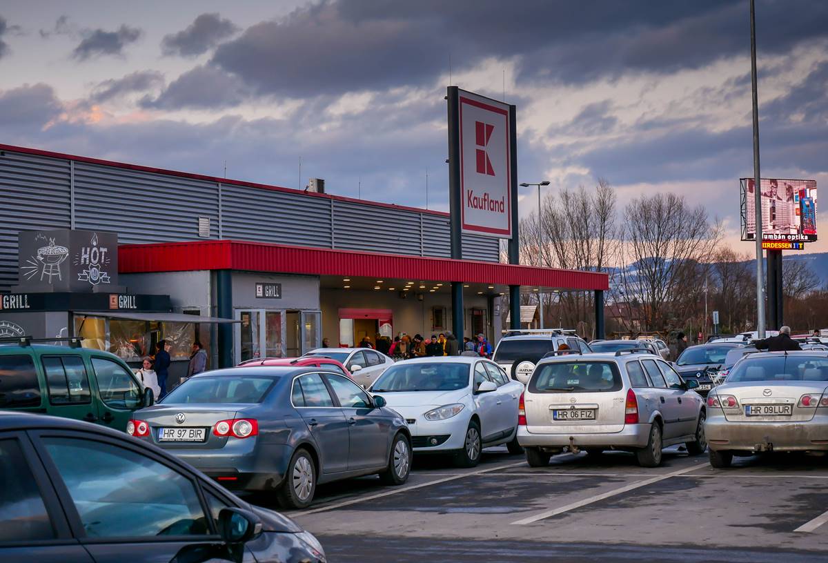 Kaufland vyběhl se zákazníky. Prodává jim podivné máslo. Teď to všechno prasklo