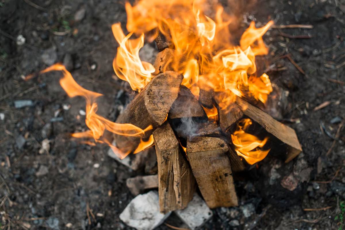 Dřevem si brzy nezatopíte. Už padají tvrdé pokuty za krby. Tohle topení budete muset změnit